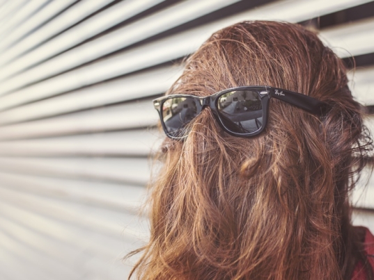 Marketing myopia persona con capelli lunghi che coprono il viso e occhiali
